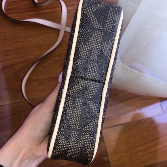 SOLD‼️Michael Kors Cross Body Bag - Picture 3 of 3